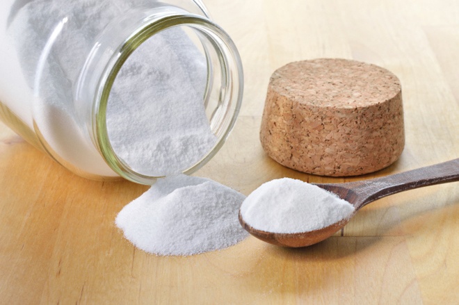 5. Baking Soda. Thay vì dùng kem đánh răng, bạn có thể sử dụng baking soda để chải răng mỗi ngày. Bột thực phẩm này đóng vai trò như một loại thuốc tẩy nhẹ mài mòn dần các mảng bám trên bề mặt răng, giúp bạn có được hàm răng trắng và nụ cười xinh.
