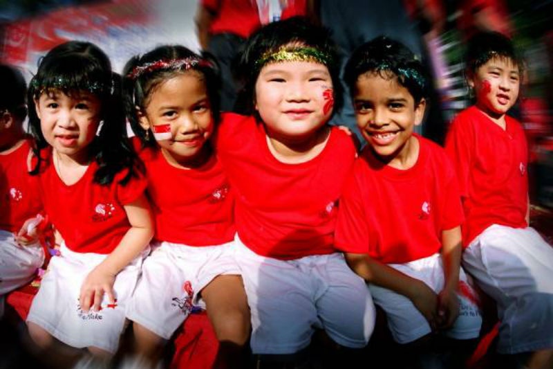 1. Nền văn hóa đa dạng: Singapore không có một nền văn hóa hay dân tộc cụ thể nào mà bao gồm nhiều nhóm dân tộc khác nhau như Trung Quốc, Mã Lai và Ấn Độ. Sự đa dạng về văn hóa đồng nghĩa với việc Singapore có rất nhiều ngôn ngữ khác nhau, với 4 ngôn ngữ chính là tiếng Anh, tiếng Hoa, tiếng Mã Lai và Tamil. Quốc đảo này cũng có tới 10 tôn giáo lớn, trong đó phần lớn là Phật giáo, Đạo giáo, Hồi giáo, Ấn Độ giáo và Thiên chúa giáo.