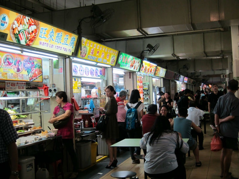 3. Khu ẩm thực Hawker Centre: Không ai tới Singapore mà không thưởng thức các hương vị ẩm thực tại trung tâm ăn uống ngoài trời ở đây. Chính bởi nền văn hóa đa dạng nên Singapore cũng có một nền ẩm thực, đặc biệt là ẩm thực ngoài trời cũng rất phong phú. Nếu muốn thưởng thức tất cả các đặc sản của Singapore, bạn có thể sẽ phải mất ít nhất 3 ngày tại khu trung tâm ăn uống ngoài trời này.