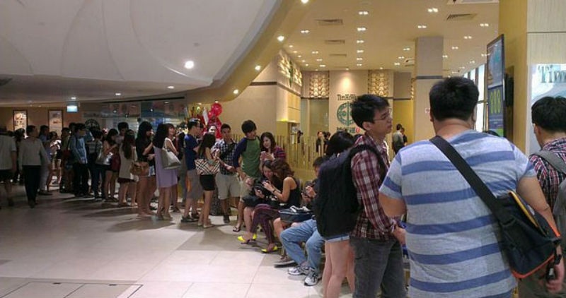4. Xếp hàng: Tới Singapore, bạn đừng ngạc nhiên khi thi thoảng lại nhìn thấy những hàng người đứng xếp hàng chờ đợi mua sản phẩm trong các cửa hàng. Với đặc tính 
