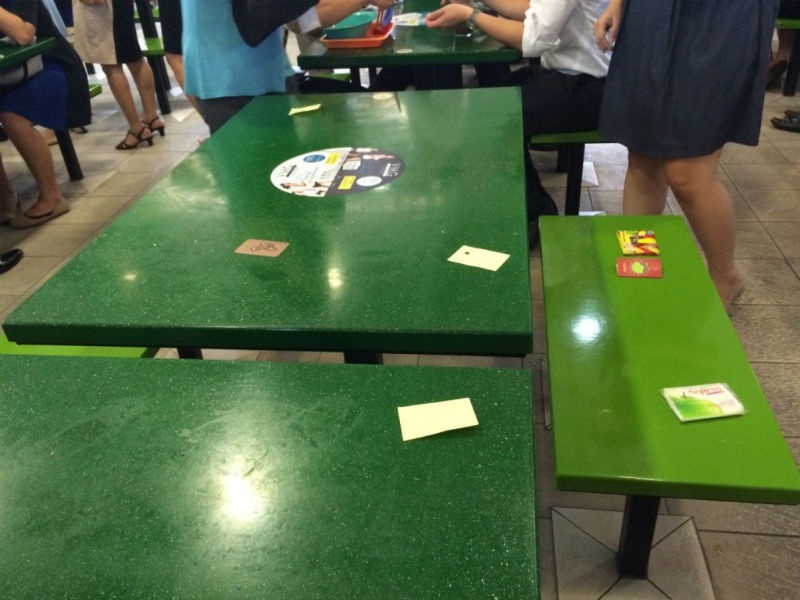 7. Giữ chỗ bằng giấy tờ: Tại các trung tâm ăn uống ngoài trời đông đúc thật khó để vừa mua được đồ ăn vừa có chỗ ngồi ưng ý. Vì vậy, người Singapore thường kiếm cho mình một chỗ ngồi bằng cách đặt một tờ giấy vào chỗ mình đã chọn (kiểu giữ chỗ) rồi mới đi xếp hàng mua đồ ăn.