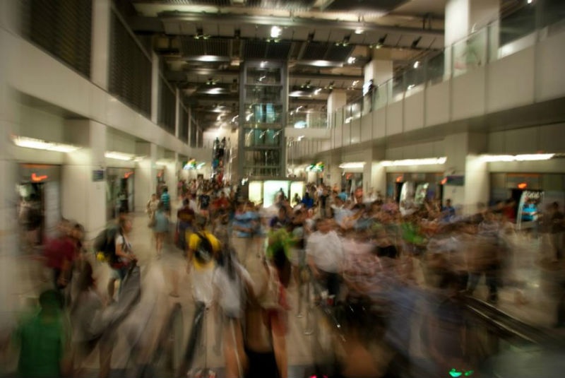 8. Một quốc gia vội vã: Người Singapore có thể xếp hàng trong vòng một giờ nhưng họ vẫn bị coi là người thiếu kiên nhẫn. Bằng chứng là ở các tàu điện ngầm, bạn có thể thấy mọi người gần như là chạy tới chạy lui để di chuyển. Họ đi bộ nhanh, nói nhanh, ăn nhanh và làm việc cũng rất nhanh chóng. 