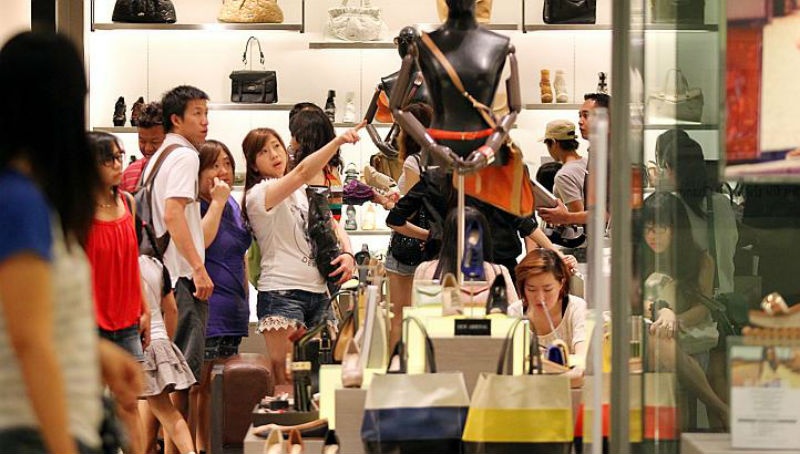 9. Tình yêu với mua sắm: Người Singapore thích mua sắm tất cả mọi thứ, nó gần như được coi là một sở thích đặc trưng của quốc gia này. Tình yêu đó thể hiện qua số lượng trung tâm mua sắm dày đặc, từ các trung tâm giá rẻ đến trung tâm sang trọng, cao cấp. Đảo quốc sư tử này còn được coi là điểm đến đầu tiên cho những người yêu thích shopping của khu vực Đông Nam Á.