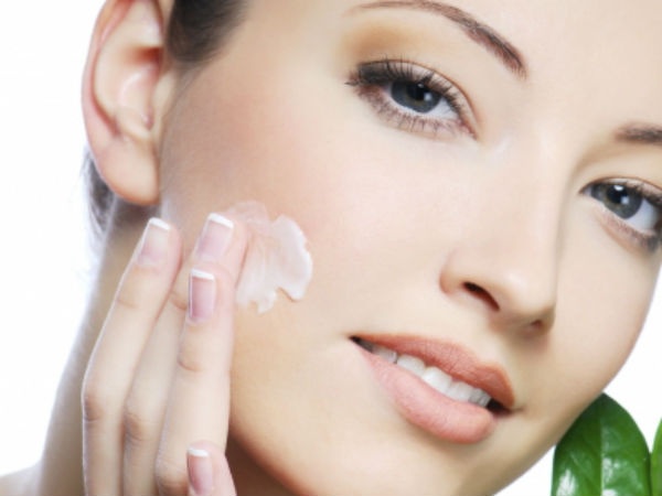 Sử dụng kem nền: Kem nền có tác dụng giữ ẩm da, bảo vệ da khi ra ngoài ánh nắng. Nên chọn loại phấn, kem lót có tông màu gần giống màu da. Sau đó đánh phấn nền từ mặt xuống cổ, đánh một lớp phấn nền nhẹ.