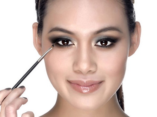 Đánh màu mắt: Đánh màu mắt, từ giữa bầu mí mắt sang mí khoé mắt, dài xuống đuôi mắt, tán đều màu mắt lên qua mí mắt và một lớp nhẹ dưới mi mắt. Nên: Chọn màu mắt có màu sắc nhẹ nhàng, tươi sáng, rạng ngời, như màu hồng phấn, nâu đất, cam vàng. 