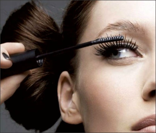 Kẻ mắt và mascara: Dùng bút chì kẻ nhẹ phần đuôi chân mày, dùng cọ tán đều màu bút chì kẻ chân mày làm cho nó trông đều đặn hơn. Sử dụng mascara không trôi khi bạn cảm thấy hơi mệt mỏi để giúp mắt trông rạng ngời hơn. 
