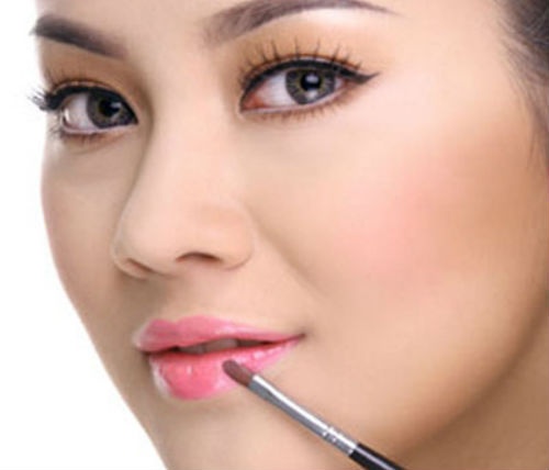 Chọn son môi màu sắc tự nhiên, nhẹ nhàng: Vẽ một viền môi nhẹ và dùng son môi kẻ đều trên môi. Thoa chút son bóng để giữ màu son được lâu hơn. Nếu không có nhiều thời gian bạn có thể dùng son dưỡng môi nhẹ nhàng. Dùng phấn má hồng, tán nhẹ từ gò má tán nhẹ đều lên hướng thái dương.