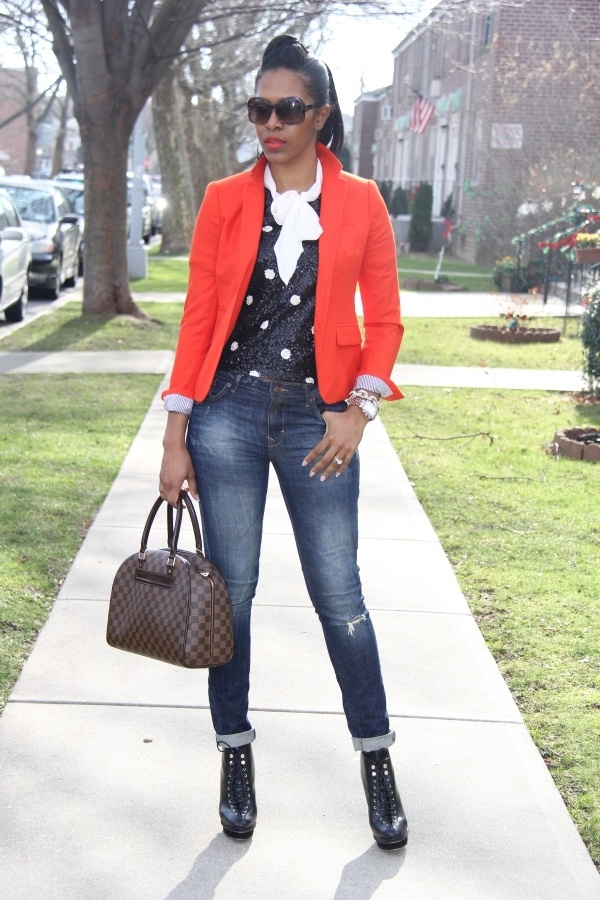 Cá tính và thanh lịch với sequin chui đầu, áo khoác hồng tươi và quần jeans hoặc quần vải đen. Hoàn chỉnh set đồ này với đôi bốt cao gót cổ ngắn và chiếc túi xách oversized. 