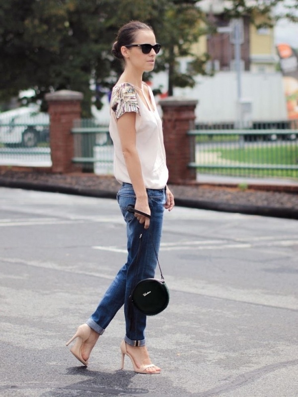 Đôi khi chỉ cần nhấn nhá một chút sequin trên trang phục của bạn bằng chiếc áo phông với phần tay ghép sequin độc đáo.