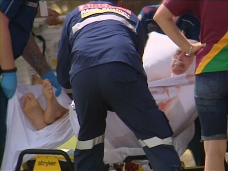 Rất may là các nhân viên khác nhanh chóng cứu thoát ông khỏi hàm cá sấu và đưa tới bệnh viện. Ảnh: News.