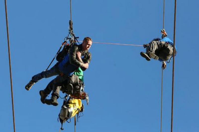 3. Bị mắc kẹt khi đang đu dây ở độ cao 24m: Một khách du lịch người Canada đã quyết định lên SlotZilla chủ đề casino để có một chuyến tham quan qua trung tâm thành phố Las Vegas bằng cách đu dây mạo hiểm với vận tốc 56km/h. Tuy nhiên, ông bị mắc kẹt ở độ cao 24m khi chiếc xe gặp trục trặc. Ngay sau đó, sở cứu hỏa đã tới giải cứu cho du khách này, rất may là ông không bị thương. Ảnh: NYPost.