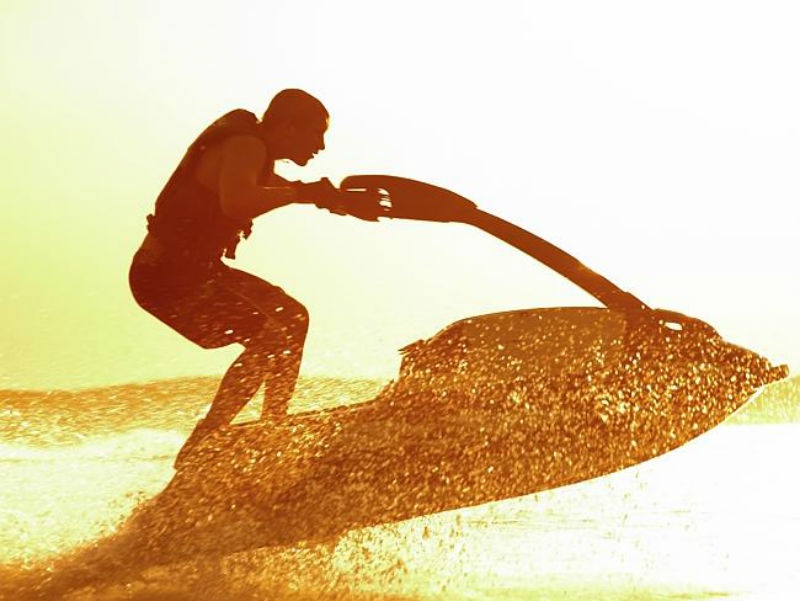 4. Va chạm ván trượt phản lực ở Phuket: Vào kỳ nghỉ lễ, hai anh em người Israel đã thuê ván trượt có động cơ phản lực tại bãi biển Patong, một điểm du lịch nổi tiếng ở Phuket, Thái Lan. Tuy nhiên, do vận tốc cực nhanh đã khiến hai chiếc ván va chạm cách bờ biển 800m. Một người bị thương nhẹ và đã được điều trị khỏi hoàn toàn. Ảnh: News.