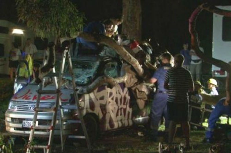 Dịch vụ cấp cứu tại Công viên Lan Cove River Tourist đã phải mất khoảng 1 giờ đồng hồ giải cứu người phụ nữ 27 tuổi này. Sau đó, cô đã được đưa tới bệnh viện với các vết thương ở chân. Ảnh: NYPost.