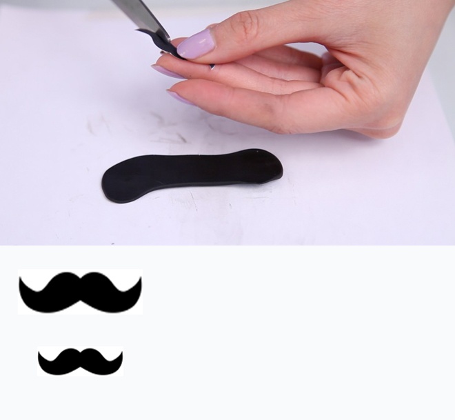 Tiếp theo là tạo mặt dây chuyền hình ria mép ngộ nghĩnh. Lặp lại các công đoạn trên cho đến khi có được miếng đất sét đen đã cán dẹp với độ dày vừa phải. Đồng thời dùng kéo cắt một mẫu ria mép bằng giấy bìa cứng.