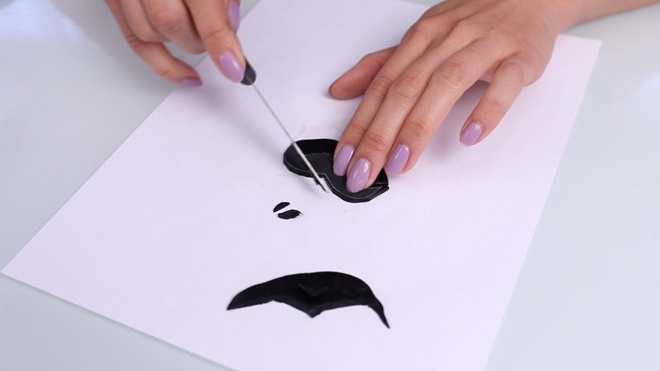  Áp mẫu ria mép bằng giấy bìa cứng lên miếng đất sét, dùng dao rọc giấy nhọn cắt miếng đất sét theo mẫu. 