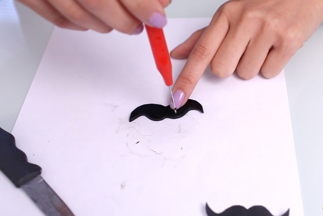  Khéo léo dùng tay viền các cạnh chiếc ria mép thật chỉn chu và mềm mại. Dùng vật nhọn đục 2 lỗ ở cạnh bên chiếc ria mép để gắn khoen đeo sợi dây chuyền sau đó.