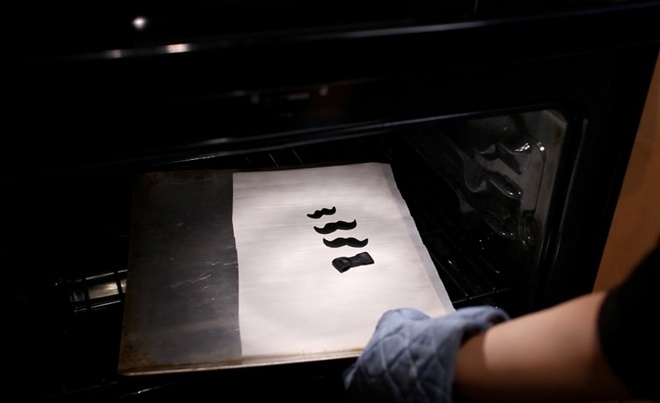 Cho mẫu ria mép và nơ vừa tạo thành vào lò nướng, với nhiệt độ không quá cao trong khoảng 15 phút rồi để nguội thêm 15 – 20 phút trước khi bước vào công đoạn trang trí thú vị.