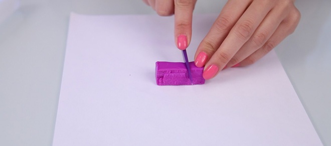 Đầu tiên dùng dao nhựa cắt đất sét thành từng miếng nhỏ.