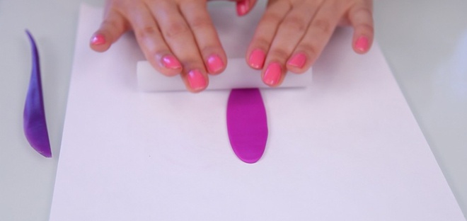 Sử dụng lõi giấy vệ sinh cứng hoặc các vật dụng hình ống tròn để cán dẹp miếng đất sét, với độ dày vừa phải.