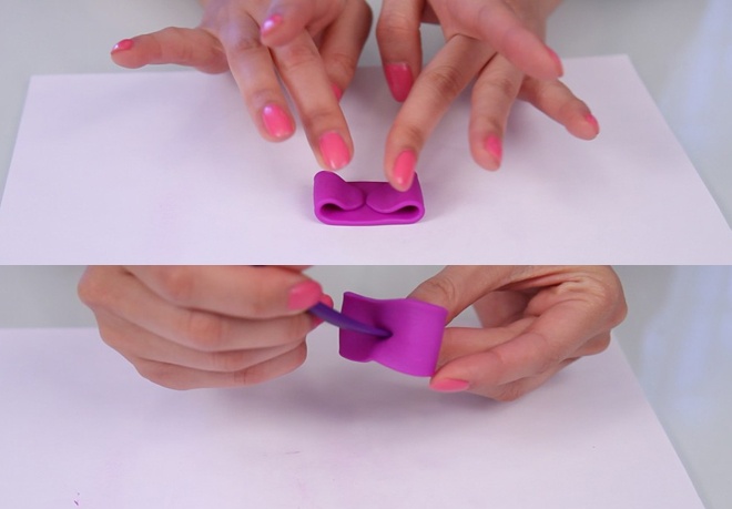 Gấp đôi miếng đất sét. Dùng mũi dao hoặc các vật nhọn bằng nhựa tạo thành rãnh dài ở giữa mặt sau của miếng đất sét vừa gấp lại.