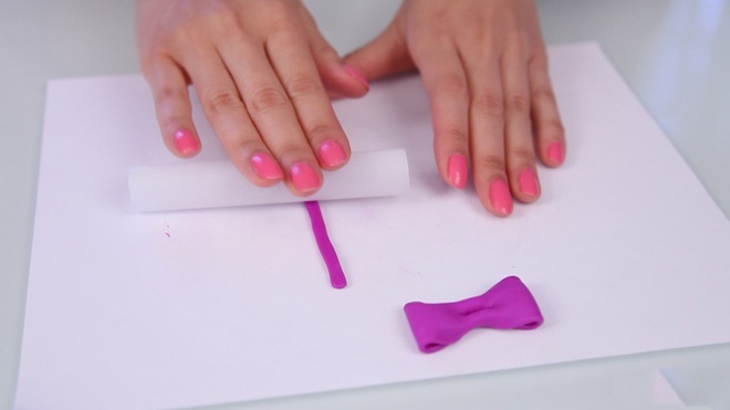 Tiếp tục lấy một miếng đất sét nhỏ cán ra thành sợi dài.