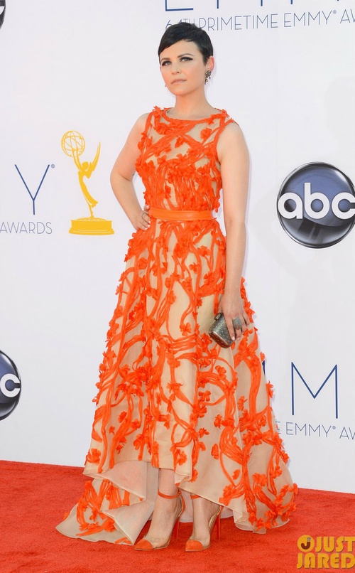 Với chiếc váy dạ hội ren in hoạt tiết màu cam nổi bật, nữ diễn viên người Mỹ Ginnifer Goodwin được coi là một trong những ngôi sao có phong cách thời trang ấn tượng nhất trên thảm đỏ.