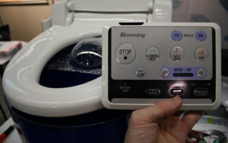 Nhà vệ sinh này có khả năng massage cho con người, kiểm soát nhiệt độ và áp lực cho người sử dụng. Tất cả chỉ bằng một chiếc điều khiển từ xa.