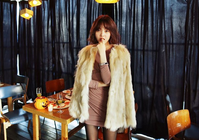 1. Vải lông. Năm 2014 chứng kiến sự lên ngôi của những sợi lông mềm mại, ấm áp và rất mịn màng trên đường phố lẫn trong công sở. Vì vậy ở thời điểm khí trời rét buốt như hiện nay, đừng quên chọn cho mình những kiểu trang phục thật sành và đẹp mắt với chất liệu sang chảnh này.