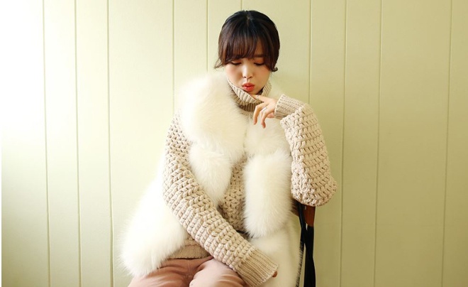 Do đặc thù rất dày và ấm nên các nàng có ngoại hình tròn trịa cần chọn các kiểu áo khoác lông không tay, kết hợp cùng áo tay dài, bốt, váy ngắn và vớ hoặc quần skinny dày để vừa sành điệu vừa chống rét.