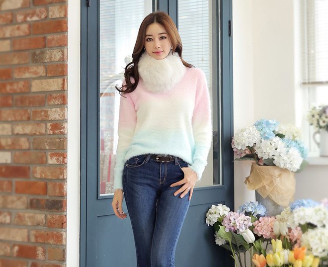 Ngoài áo khoác lông, các loại áo đan bằng chất liệu len xù kèm khăn choàng lông cũng giúp bạn vừa duyên dáng vừa chẳng sợ gió lạnh khi đi làm.