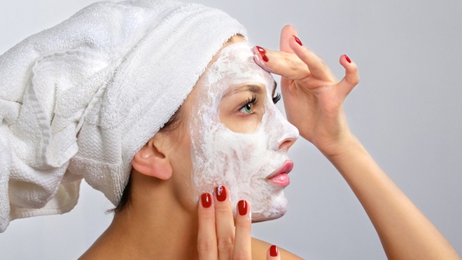 2. Dưỡng ẩm. Sữa có thể thay thế kem dưỡng ẩm vì có cùng tác dụng cung cấp lượng nước và duy trì độ ẩm lý tưởng cho da. Chỉ cần thoa sữa tươi lên mặt và để khô trong vòng 10 phút trước khi rửa sạch, bạn sẽ nhận ra làn da mình trở nên tươi mát và mềm mại hơn. Nếu thuộc loại da dầu, bạn chỉ cần 1 lượng nhỏ sữa cho mỗi lần sử dụng và sau đó phải rửa lại thật sạch bằng sữa rửa mặt.