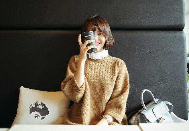 Chọn áo len cổ tròn hoặc cổ lọ, tay dài và phom rộng là lựa chọn thông minh cho những nàng công sở tiết kiệm, vì chiếc áo này có thể mặc cùng váy hoặc phối layer nhiều kiểu, và có thể tái sử dụng nhiều lần.