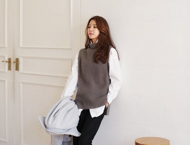 Với những bạn gái cá tính, áo len over size không tay phối layer cùng sơ mi dáng rộng, váy maxi hay quần bagging sẽ là lựa chọn đáng cân nhắc.