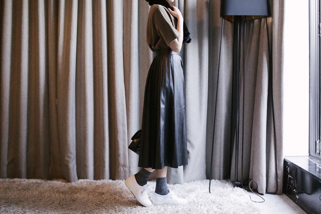 Một chiếc váy da maxi lạ mắt và sành điệu cũng là gợi ý thú vị cho bạn trong mùa rét đại hàn năm nay.