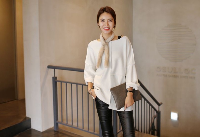 Khi mua quần hay váy da, bạn cần lưu ý không nên chọn các loại trang phục không vừa với cơ thể. Chất liệu vải da khi quá bó sát cơ thể sẽ khiến người mặc trông khá khó coi và thật sự không thể phù hợp với môi trường công sở.