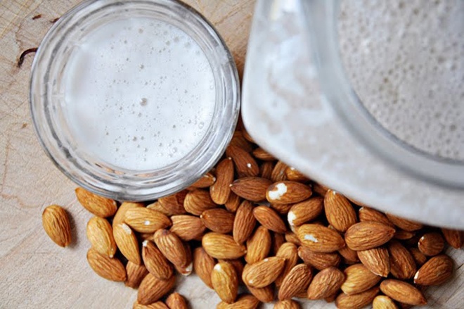 Cho vài hạt hạnh nhân vào sữa, ngâm qua đêm và xay chúng vào buổi sáng trước khi thoa lên toàn bộ khuôn mặt. Để mặt nạ trong vòng từ 10 – 15 phút giúp da hấp thụ tốt dinh dưỡng, nước và khoáng chất có trong hỗn hợp rồi rửa lại thật sạch. Làn da của bạn sẽ trở nên ẩm mịn, tươi sáng và mềm mại chỉ sau 15 phút đắp loại mặt nạ dễ làm này.