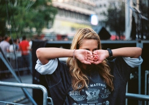 Nếu muốn trông gọn gàng và cá tính hơn với áo phông oversized, bạn chỉ cần xắn tay áo hay vén ống tay cao lên vài nấc. Chắc chắn điều đó sẽ thay đổi vẻ ngoài của bạn đấy.