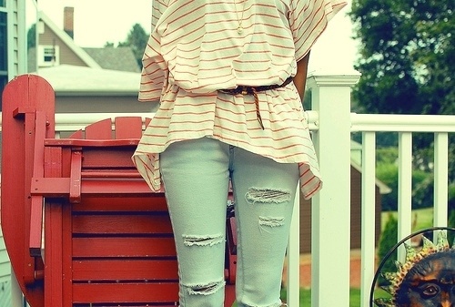 Một chiếc thắt lưng da dáng mảnh sẽ biến chiếc áo oversized của bạn thành trang phục cực kỳ duyên dáng, đặc biệt khi bạn kết hợp với  legging hay jeans kiểu cách.