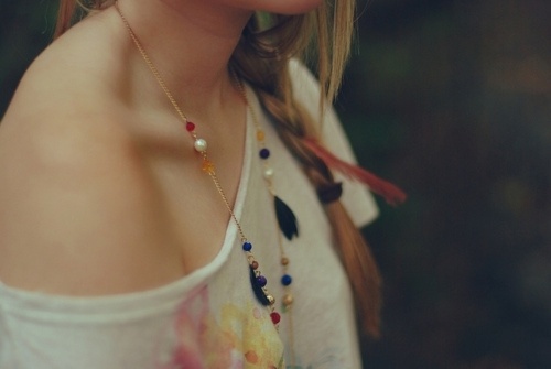 Nếu chiếc áo của bạn có phần cổ hơi ngang và rộng, hãy kéo lệch sang một bên tạo dáng trễ vai đầy quyến rũ, sẽ tôn lên chiếc cổ cao và bờ vai thon của bạn đấy.