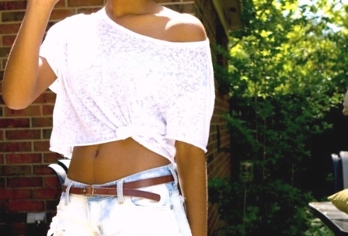 Nếu bạn sở hữu vòng eo thon gọn thì oversized tee dáng crop-top là sự lựa chọn hoàn hảo. Nhưng nếu phần eo hơi 