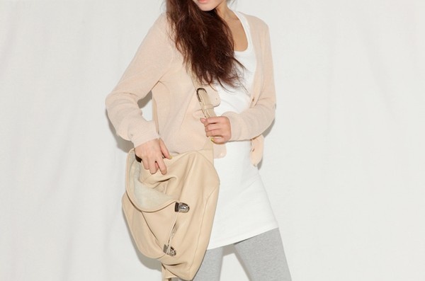 Kiểu áo khoác lửng của denim jacket, cardigan, biker jacket...sẽ tạo cảm giác như bạn đang mix áo khoác với một chiếc váy suông.Trong ngày se lạnh thì đây là giải pháp tuyệt vời nhất.