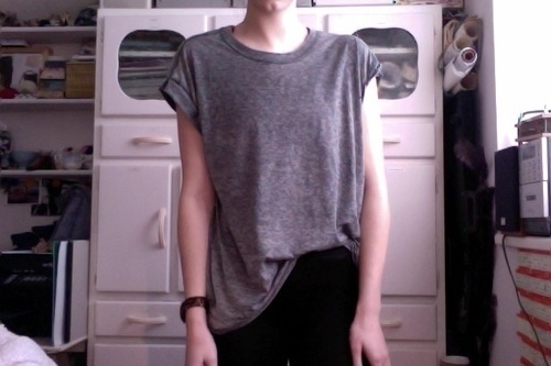 Bạn có thể làm chiếc oversized tee gọn gàng hơn bằng cách sơvin lệch với một chiếc quần ôm sát như skinny, chân váy bút chì... Không nên sơ vin hoàn toàn mà hãy để lệch một cách ngẫu hứng, bạn sẽ trông cá tính và cuốn hút hơn nhiều.