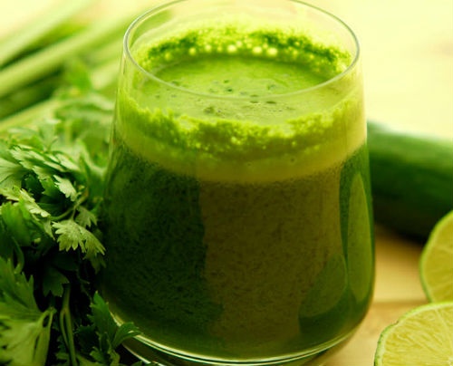 1. Mặt nạ rau mùi tây: Rau mùi tây chứa nhiều vitamin C, K và chất diệp lục là những chất có tác dụng hữu ích trong việc làm sáng da và giảm hiện tượng bọng mắt. Thái nhỏ rau mùi tây, xay nhỏ rồi trộn đều với một thìa nước ấm. Dùng bông gòn thấm nước của hỗn hợp này rồi đặt lên mắt, để trong vòng 10 phút.