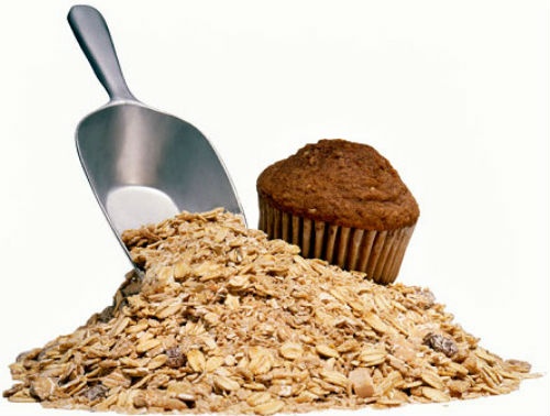 3. Mặt nạ ca cao với bột yến mạch: Ca cao chứa chất oxy hóa tự nhiên không chỉ làm cho da sáng lên mà còn giúp làn da ngăn chặn tia cực tím từ ánh nắng mặt trời. Bột yến mạch giữ vài trò chất tẩy tế bào chết tự nhiên, kháng khuẩn và cân bằng độ ẩm. Trộn đều hỗn hợp 1 thìa cà phê ca cao, 1 thìa mật ong, 1 muỗng canh sữa tươi và 3 muỗng canh bột yến mạch. Dùng tay xoa toàn bộ hỗn hợp lên mặt, ưu tiên khu vực bọng mắt. Để mặt nạ khô trong vòng 15 phút rồi rửa sạch với nước ấm.