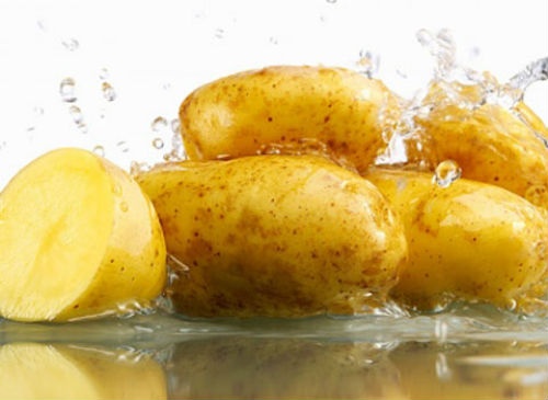 5. Mặt nạ khoai tây: Khoai tây có chứa catecholase, một loại enzime có thể làm sáng da, giảm các điểm đen, nhược điểm và cũng làm giảm bọng dưới mắt. Sử dụng nước ép khoai tây rồi nhúng 2 miếng bông gòn nhúng vào nước ép, đặt lên mắt, thư giãn trong khoảng 30-35 phút. Sau đó rửa sạch với nước lạnh.