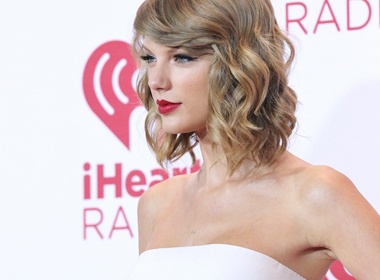 Gu thoi trang danh bay nguc lep cua Taylor Swift hinh anh
