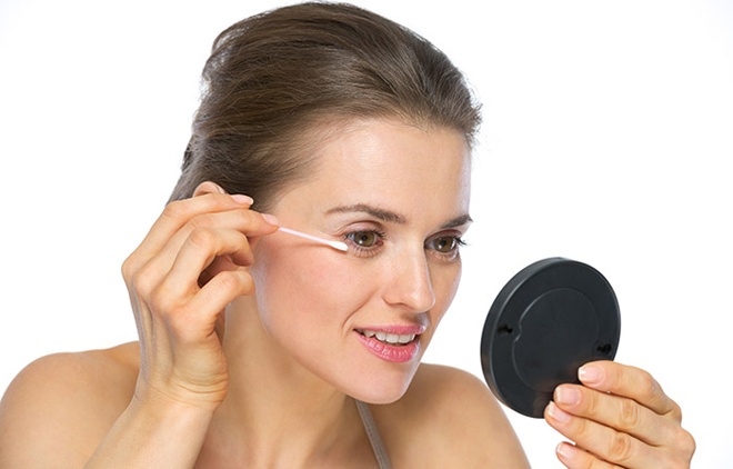 10. Bôi kem dưỡng vùng mắt. Một trong những sai lầm của chị em khi bôi kem dưỡng vùng mắt là dùng tay chà xát mạnh, dẫn đến vùng da mỏng manh ở khu vực này bị tổn thương,  mau hình thành nếp nhăn. Cách hay nhất để dưỡng da vùng mắt là cho tăm bông vào kem dưỡng và chấm đều, nhẹ lên vùng da cần chăm sóc.