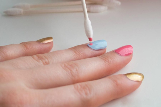 12. Vẽ nail. Không chỉ giúp tẩy những vết sơn móng bị lem, tăm bông còn được dùng để tạo thành những hình nghệ thuật khi vẽ nail, chẳng hạn như cho đầu tăm bông vào lọ sơn khác màu để tạo thành các chấm bi xinh xắn…