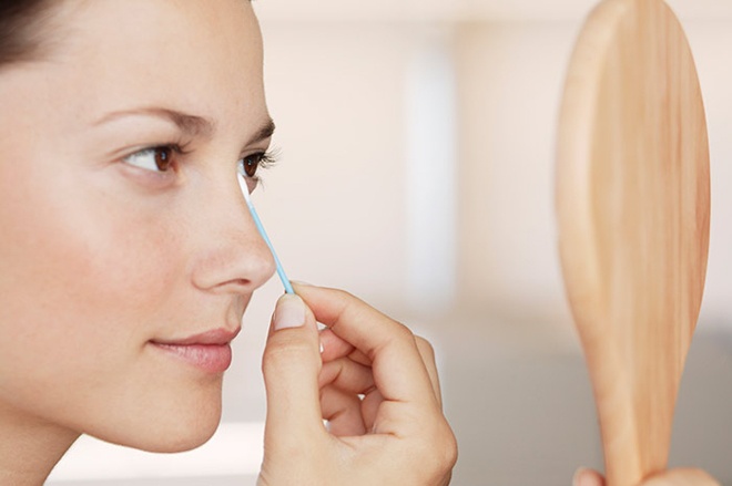 2. Bôi kem che khuyết điểm. Dùng đầu tăm bông chấm vào kem che khuyết điểm, cất trong một túi kín khí nhỏ để có thể nhanh chóng che đi các vết thâm, vùng da tối màu dưới mắt, xung quanh mũi, nếp nhăn trên khóe mắt và vùng trán … vào bất cứ nơi nào, bất cứ thời điểm nào bạn muốn.