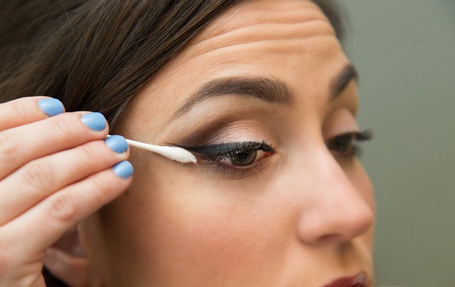 5. Thay thế cọ trang điểm. Tăm bông rất hiệu quả trong việc làm mềm mại những đường màu pha trộn và tán đều màu trên đường viền mắt, đặc biệt khi trang điểm mắt khói.